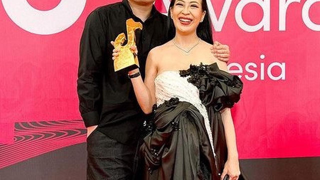 Ratu live, Louisse Scarlett tampil mencuri perhatian dengan gaun monokrom. Jika diamati gaun milik Louisse ini memiliki detail yang bergelombang dan saling tumpang tindih.