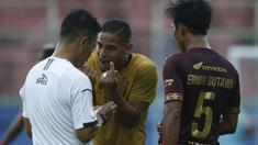Pemain Bhayangkara Solo FC, Renan Da Silva (tengah) melakukan protes kepada wasit dalam pertandingan matchday ke-2 Babak Penyisihan Grup B Piala Menpora 2021 melawan PSM Makassar di Stadion Kanjuruhan, Malang. Sabtu (27/3/2021). (Bola.com/Ikhwan Yanuar)