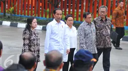 Presiden Jokowi didampingi Menko PMK Puan Maharani, Menlu Retno Marsudi, Seskab Pramono Anung dan Dirut Bulog Djarot Kusumayakti menghadiri pelepasan bantuan hibah beras untuk Sri Lanka di gudang Bulog, Jakarta, Selasa (14/2). (Liputan6.com/Angga Yuniar)