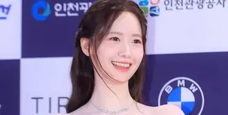 Penampilan YoonA SNSD rasanya tak pernah lepas dari sorotan. Ia konsisten tampil menawan di segala acara, termasuk di Blue Dragon Series Awards ke-3 pada tanggal 19 Juli kemarin. [Foto: Instagram/309sone530]