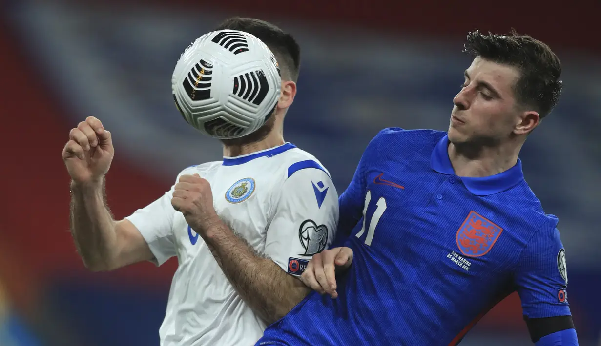 Gelandang Timnas Inggris, Mason Mount bersaing memperebutkan bola dengan gelandang San Marino, Enrico Golinucci pada laga kualifikasi Piala Dunia 2022 Grup I di Stadion Wembley, Jumat dinihari WIB (26/3/2021). Inggris menang telak 5-0 atas San Marino. (Adam Davy/Pool Photo via AP)
