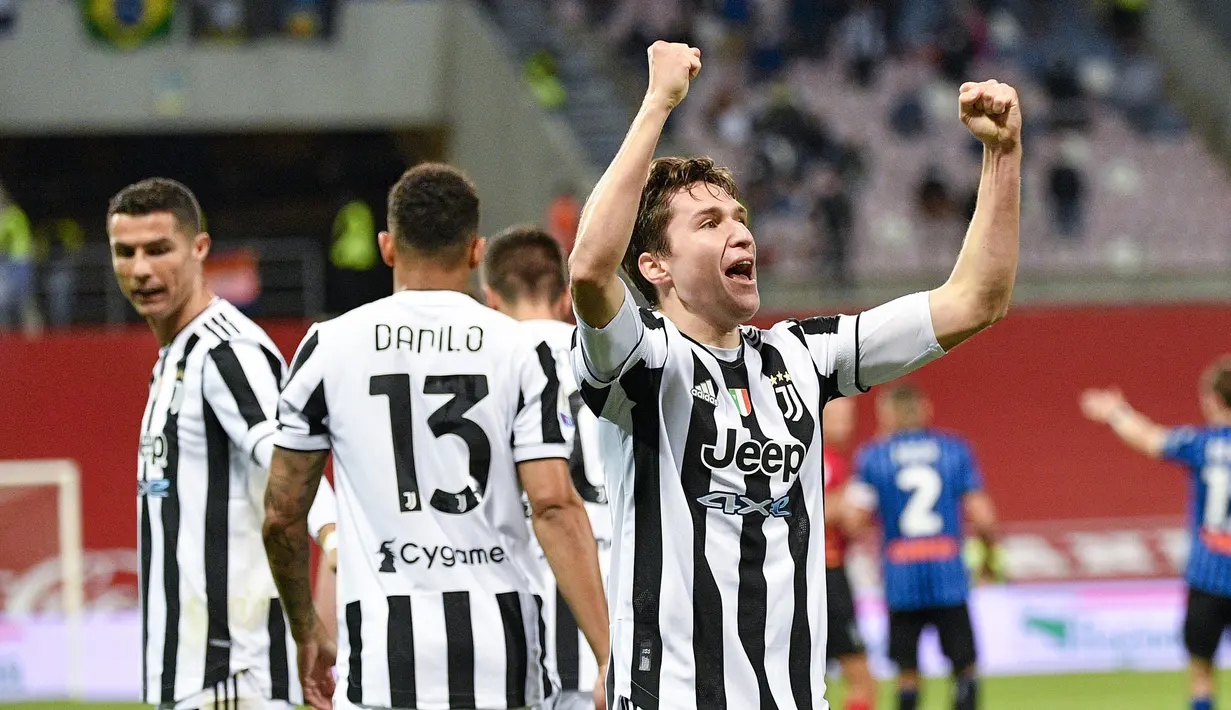 Striker Juventus, Federico Chiesa (kanan) melakukan selebrasi usai mencetak gol kedua timnya ke gawang Atalanta dalam laga final Coppa Italia 2020/2021 di Mapei Stadium, Rabu (19/5/2021). Juventus menang 2-1 dan menjadi juara. (AP/Antonio Calanni)