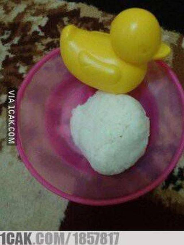 6 Potret Makan Bebek Ini Anti-Mainstream, Kelewat Nyeleneh