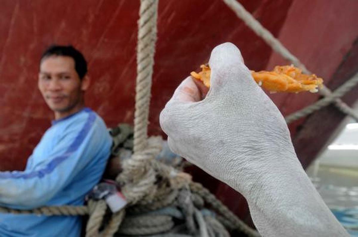 Kesibukan pengangkut barang di Sunda Kelapa jelang akhir tahun