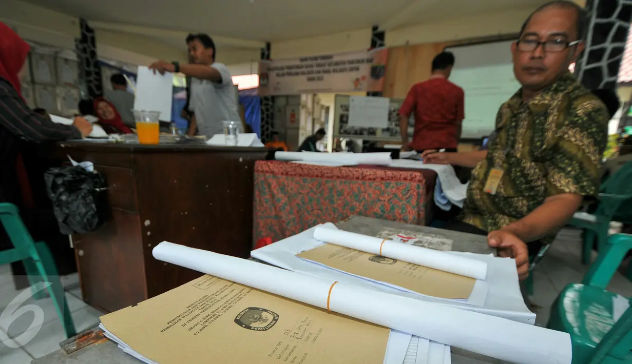 Petugas melakukan proses rekapitulasi surat suara Pilkada Depok 2015 di Kecamatan Pancoran Mas, Depok, Jumat (11/12). Rekapitulasi penghitungan surat suara tingkat kecamatan ini akan berlangsung dari 10-16 Desember mendatang. (Liputan6.com/Yoppy Renato)