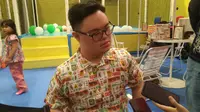 Satya, pemuda dengan Down syndrome, menuturkan minat dan bakat serta harapan terhadap karya-karyanya di masa mendatang. (Liputan6.com/Kanaya Nanda Putri)