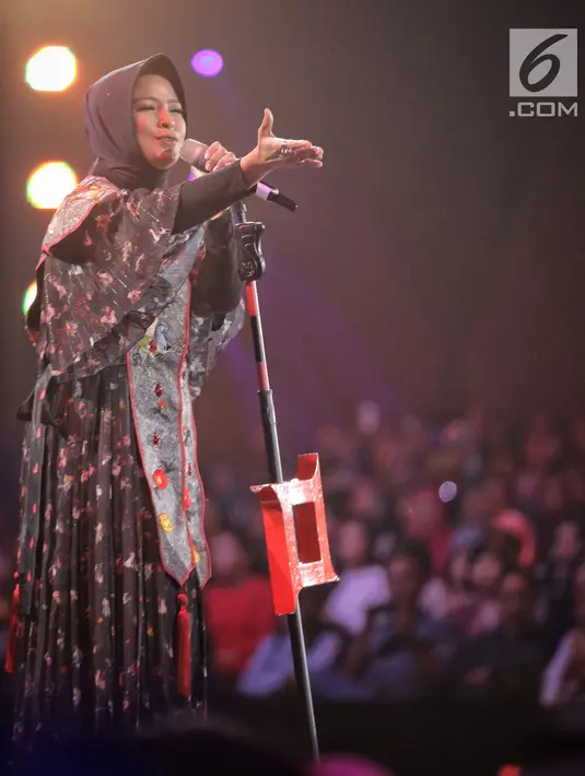 Vokalis Kotak, Tantri saat tampil dalam malam puncak Hut SCTV ke-28 di ICE BSD, Tangerang, Jumat (24/8). Tema yang diusung dalam Hut ke-28 SCTV adalah The Greatest Celebration. (Liputan6.com/Faizal Fanani)