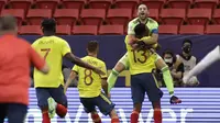 Kiper Kolombia David Ospina dan rekan setimnya Yerry Mina merayakan kemenangan atas Uruguay pada perempat final Copa America 2021. Kolombia menang 4-2 dalam adu penalti di Stadion Nacional de Brasilia, Brasil, Minggu, 4 Juli 2021. ( Foto AP/Bruna Prado)