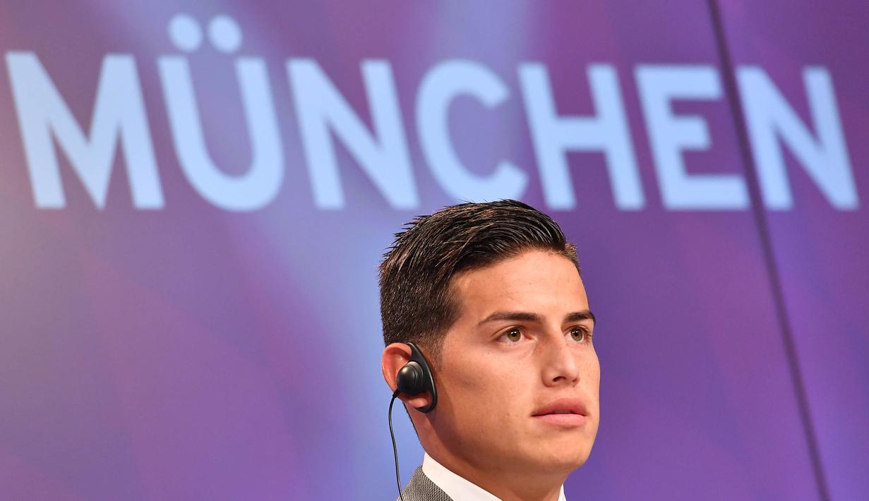 Mantan pemain Real Madrid, James Rodriguez, diperkenalkan sebagai pemain baru Bayern Munchen saat jumpa pers di Munchen, Rabu (12/7/2017). (EPA/Lukas Barth)