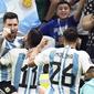 Selebrasi pemain Timnas&nbsp;Argentina, Lionel Messi&nbsp;usai berhasil menjebol gawang&nbsp;Meksiko dalam pertandingan grup G Piala Dunia 2022 yang berlangsung di Lusail Stadium, Qatar, Minggu (27/11/2022). (AP Photo/Hassan Ammar)