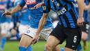 Bek Inter Milan, Stefan de Vrij (kanan) berebut bola dengan pemain Napoli, Elif Elmas, pada leg pertama semifinal Coppa Italia di Stadion Giuseppe Meazza, Rabu (12/2/2020). Inter Milan  menyerah dari tamu, Napoli, dengan skor 0-1 akibat gol tunggal Fabian Ruiz. (AP/Luca Bruno)