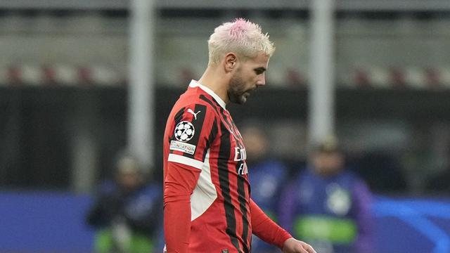 Bek AC Milan, Theo Hernandez berjalan keluar lapangan setelah menerima kartu merah di laga melawan Feyenoord di leg II playoff babak 16 besar Liga Champions 2024-2025. (c) AP Photo/Luca Bruno