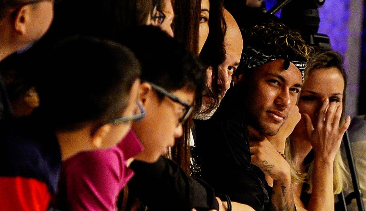 Striker Barcelona, Neymar Jr, menonton acara fashion di Shanghai, China, Senin (31/7/2017). Masa depan pemain asal Brasil tersebut masih teka teki setelah PSG tertarik memboyongnya dari Barcelona. (AFP/Chandan Khanna)
