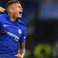 Pemain Chelsea, Kenedy mencetak gol pembuka saat timnya melawan Nottingham Forest pada babak ketiga Piala Liga Inggris di Stamford Bridge, London (20/9/2017). Chelsea menang 5-1. (AFP/Glyn Kirk)