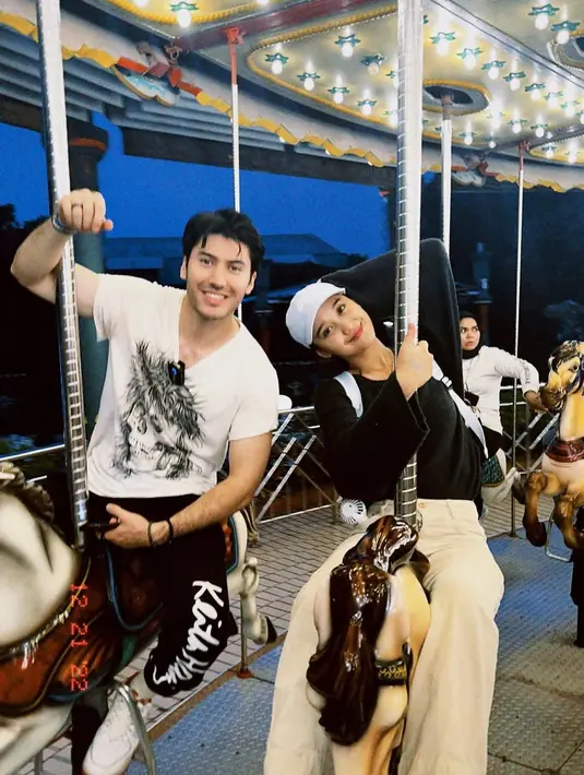 Selain seru main bareng banyak sahabat, momen kebersamaan Esta Pramanita dan Bara Valentino pun menjadi sorotan. Kerap dijodoh-jodohkan, keduanya pun terlihat tampil mesra saat main di Dufan. (Liputan6.com/IG/@estapramanita)