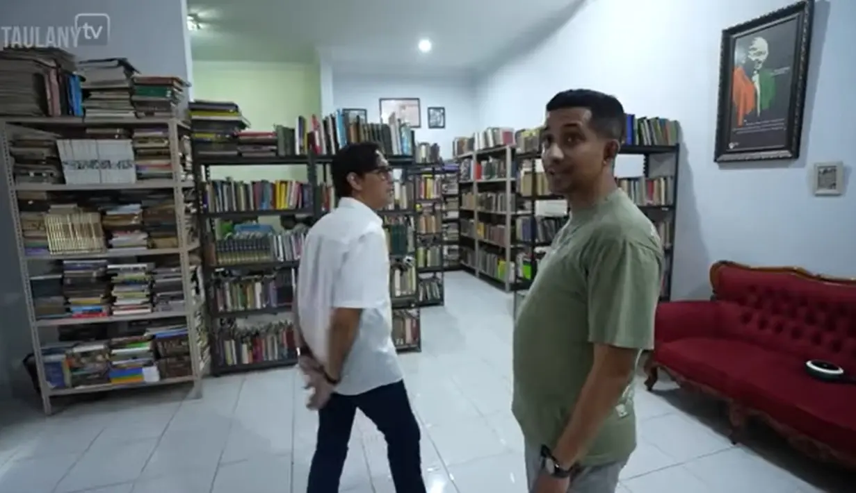 Habib Husein Bin Ja'far Al Hadar, S.Fil.I., M.Ag. ini lahir di Bondowonso 35 tahun. Koleksi bukunya ini lebih dari 15 ribu. Baik koleksi pribadi dan juga ada beberapa titipan. [Youtube/Taulany TV]