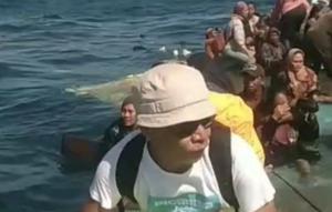Longboat sarat penumpang dilaporkan tenggelam setelah dihantam gelombang tinggi di perairan depan Desa Bibinot Maluku Utara, Jumat (23/1/2026). (Liputan6.com/ Dok Ist Warga)