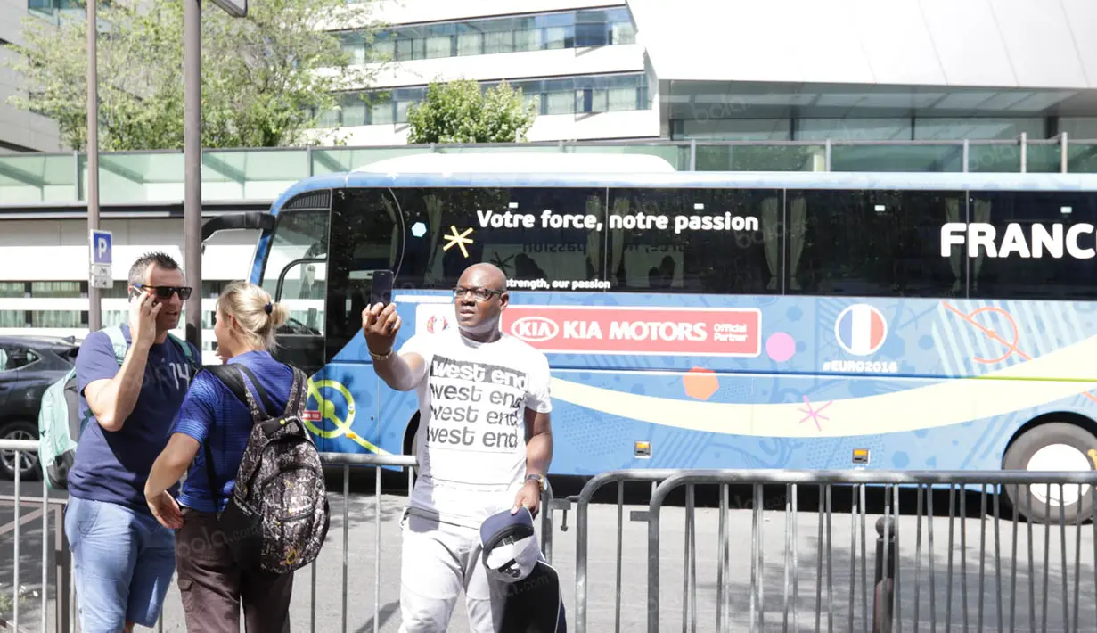 Sejumlah fans melakukan selfie dengan latar belakang hotel tempat tinggal Paul Pogba dan kawan-kawan. (Bola.com/Vitalis Yogi Trisna)