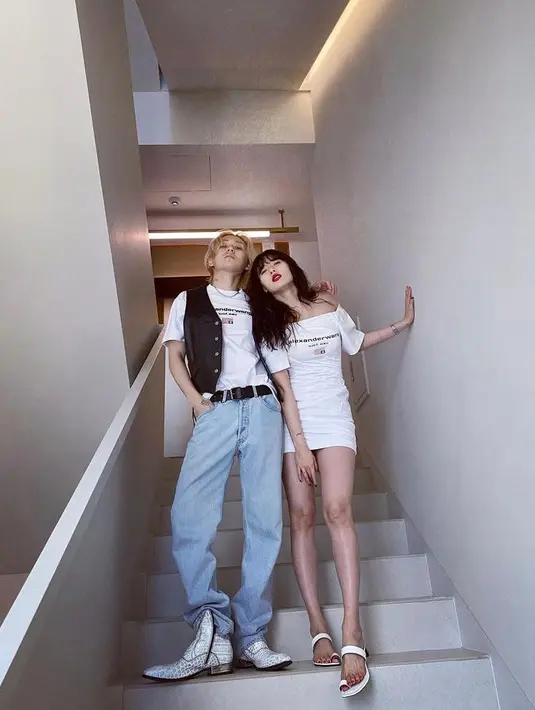 Dengan motif dan warna senada, keduanya tetap terlihat chic dengan style masing-masing. (Instagram/hyojong_1994).