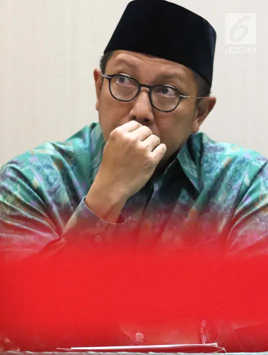 Menteri Agama, Lukman Hakim Saifuddin memberi pernyataan resmi terkait hasil OTT KPK terhadap dua pejabat kantor wilayah Kemenag terkait dugaan jual beli jabatan di Kementerian Agama, Jakarta, Sabtu (16/3). (Liputan6.com/Helmi Fithriansyah)