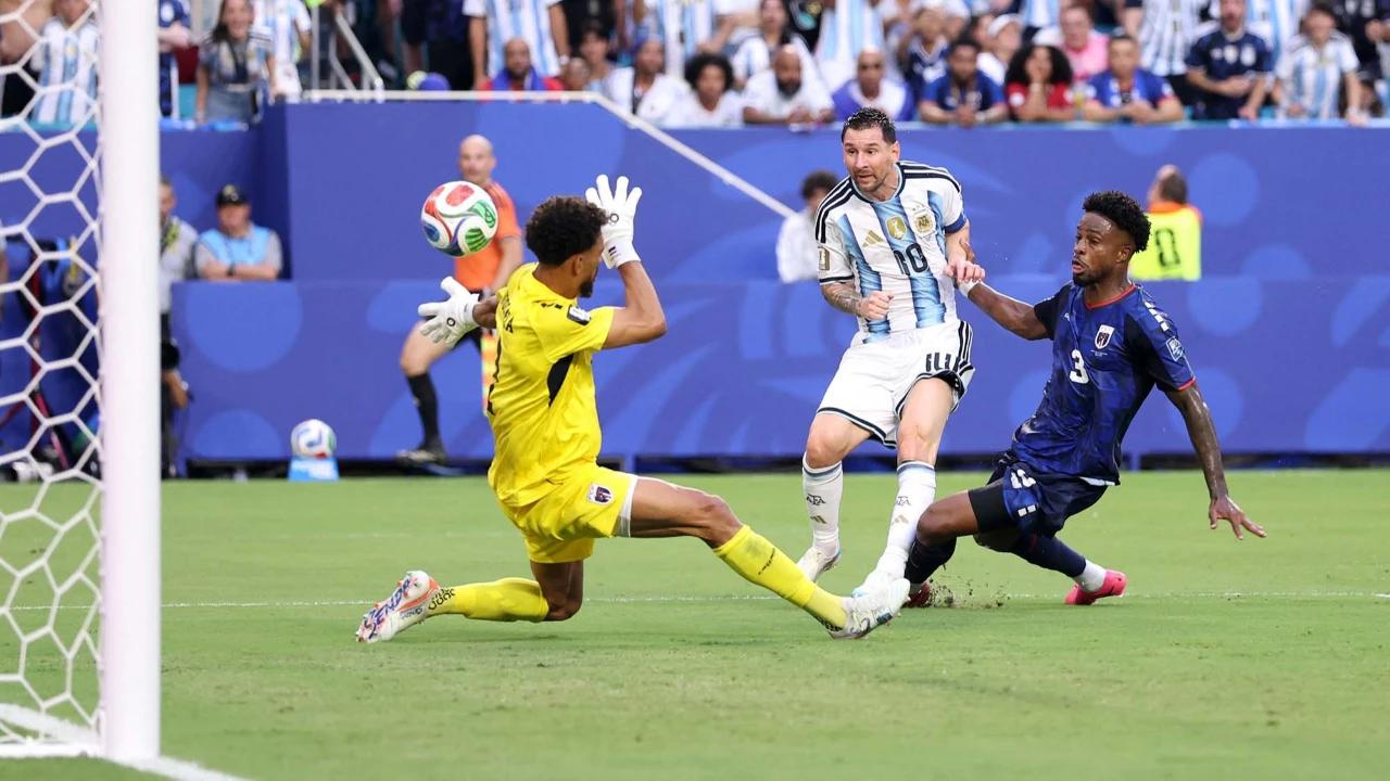 FOTO: Messi Bawa Argentina Melaju ke 16 Besar