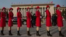 Para pemandu berpose  di lapangan Tiananmen selama sesi penutupan Kongres Partai Komunis ke-19 di Beijing (24/10). Sejumlah wanita cantik ini ditugaskan untuk memandu para peserta kongres. (AFP Photo/ Nicolas Asfouri)