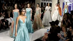 Sejumlah model mengenakan busana karya desainer Shady Zeineldine saat pembukaan Beirut Fashion Week di Lebanon 19 April 2016. Shady Zeineldine merupakan desainer asal Lebanon. (REUTERS / Mohamed Azakir)