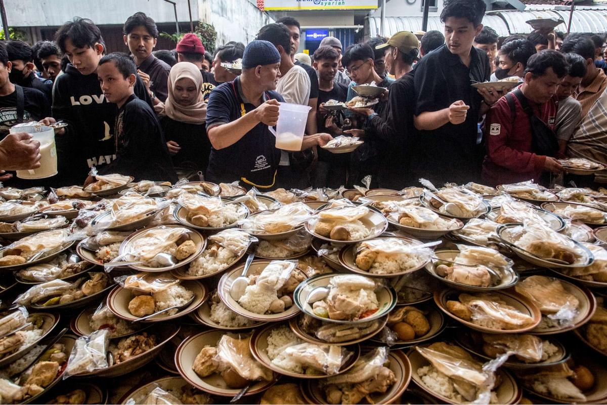 Masjid Jogokariyan bagikan 3.500 porsi makanan untuk buka puasa