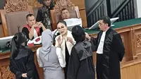 Reza Gladys hadiri sidang lanjutan dugaan pemerasan dan TPPU dengan terdakwa Nikita Mirzani di Pengadilan Negeri Jakarta Selatan. Mereka adu argumen. (Foto: M. Altaf Jauhar)