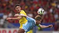 Aksi gelandang Belgia Kevin de Bruyne saat melewati gelandang Ukraina Sudakov pada laga terakhir grup E yang berlangsung di Stuttgart Arena (AP)