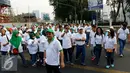 Menteri Agraria dan Tata Ruang, Ferry Musyidan Baldan saat mengikuti jalan santai dalam memperingati Hari Agraria Nasional dan Tata Ruang 2015 di Jalan Sisingamaraja, Jakarta Selatan, Minggu (27/9/2015). (Liputan6.com/Yoppy Renato)