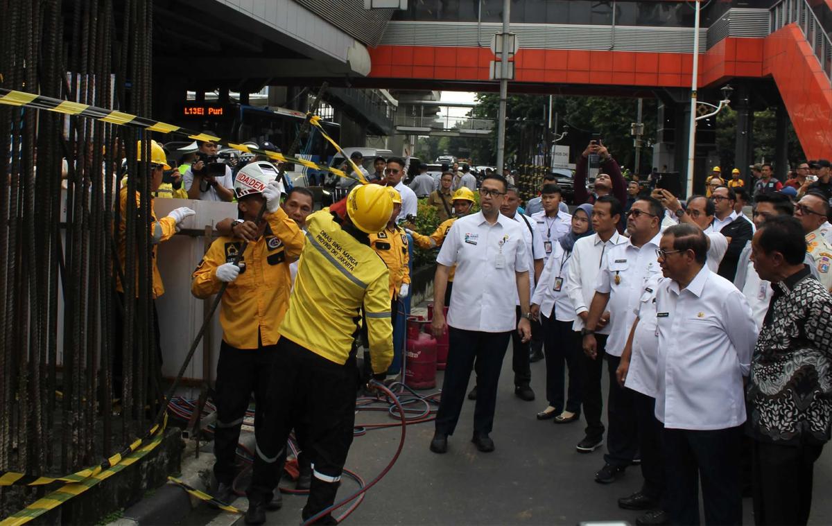 FOTO: Pemprov DKI Mulai Bongkar Tiang Monorel Mangkrak di Jalan HR Rasuna Said