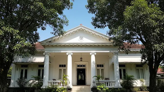 Rumah dengan Pilar Megah