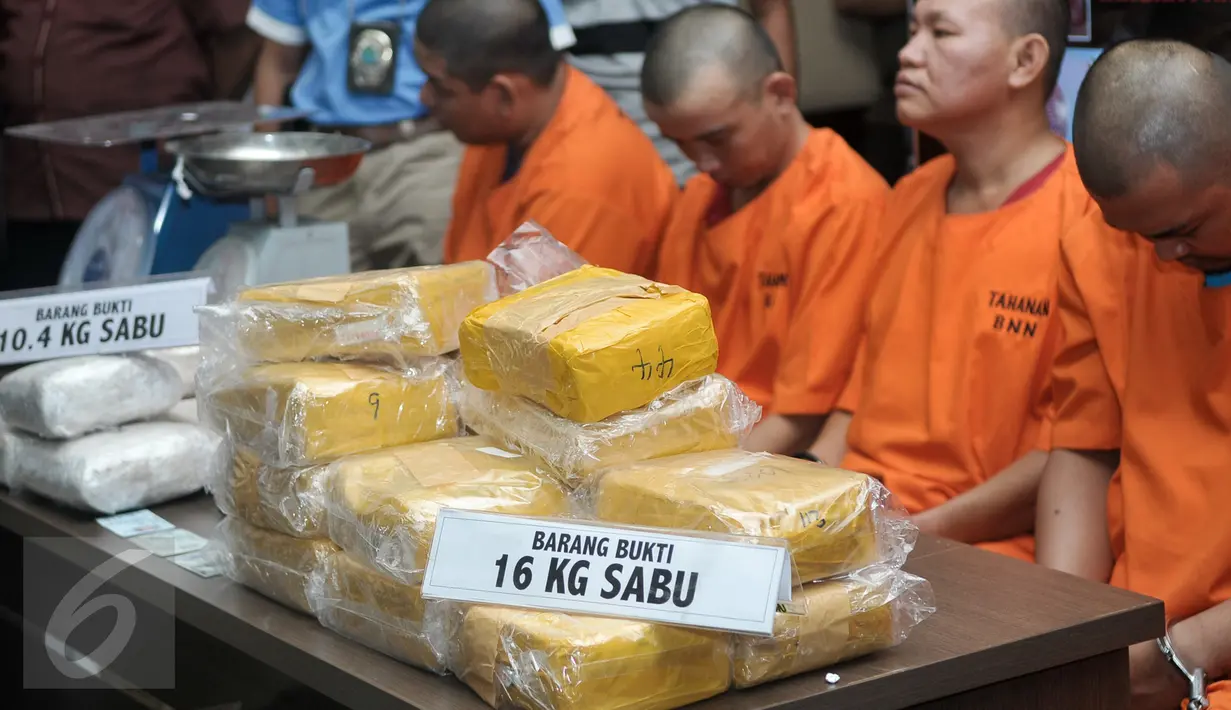 Barang bukti sabu diperlihatkan saat rilis kasus narkoba di Gedung BNN, kawasan Cawang, Jakarta, Selasa (20/9). BNN berhasil menggagalkan penyelundupan narkoba jenis sabu dengan modus menyimpan di dalam buah pisang. (Liputan6.com/Yoppy Renato)
