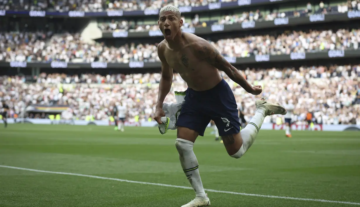 Striker asal Brasil tersebut langsung melakukan selebrasi dengan membuka baju sambil lari ke pinggir lapangan. (AP Photo/Ian Walton)