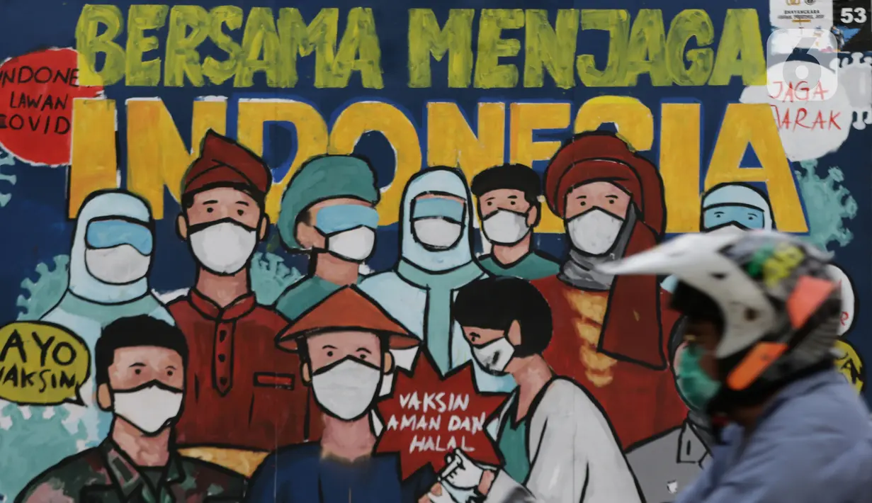 Pengendara melintas di depan mural protokol kesehatan COVID-19 di Jakarta, Minggu (21/11/2021). Untuk mencegah lonjakan kasus Covid-19, pemerintah akan menerapkan kebijakan PPKM Level 3 untuk seluruh wilayah Indonesia selama masa libur Natal 2021 dan Tahun Baru 2022.(Liputan6.com/Helmi Fithriansyah)