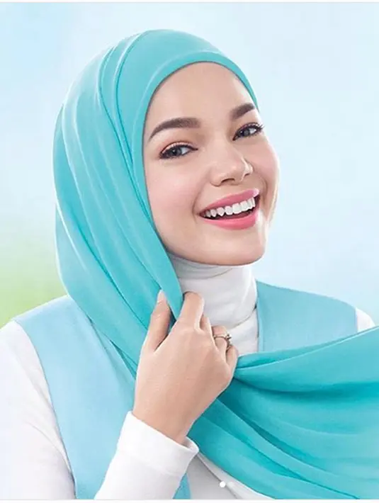 "Kalau enggak salah dengar sekarang dia lagi dalam proses pencarian lagi kan? Biarlah dia mencari dan kami cuma bisa berdoa semoga jawaban yang dicari bisa ditemukan dan jawaban yang terbaik," imbuhnya. (Instagram/dewisandra)