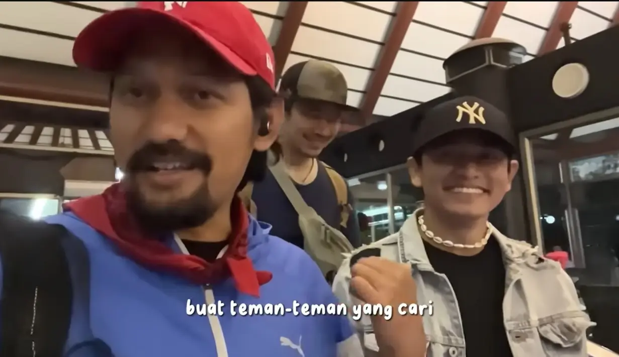 Momen tersebut diunggah di Youtube Rindu Family beberapa hari lalu. Dalam video tersebut, terlihat Abigail Cattleya Putri atau biasa Yaya sangat kangen dengan papanya. Momen Ibnu Jamilo tiba di bandara bersama Donny Alamsyah dan Damara Finch. [Youtube/RINDU FAMILY]
