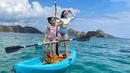 Pose kompak kece Tyna Dwi Jayanti di atas perahu warna biru bersama putrinya, Aluna Mirdad. Tyna mengenakan long sleeve bikini bernuansa biru. Untuk bawahan bikini memiliki model high waist yang memberi kesan sporty. (Instagram/tynadwijayanti)
