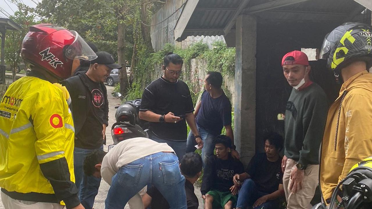 Bak Film Action, Aksi Pria Berjaket Ojol Kejar Pengedar Narkoba Lompat dari Lantai 2 Rumah Pelaku