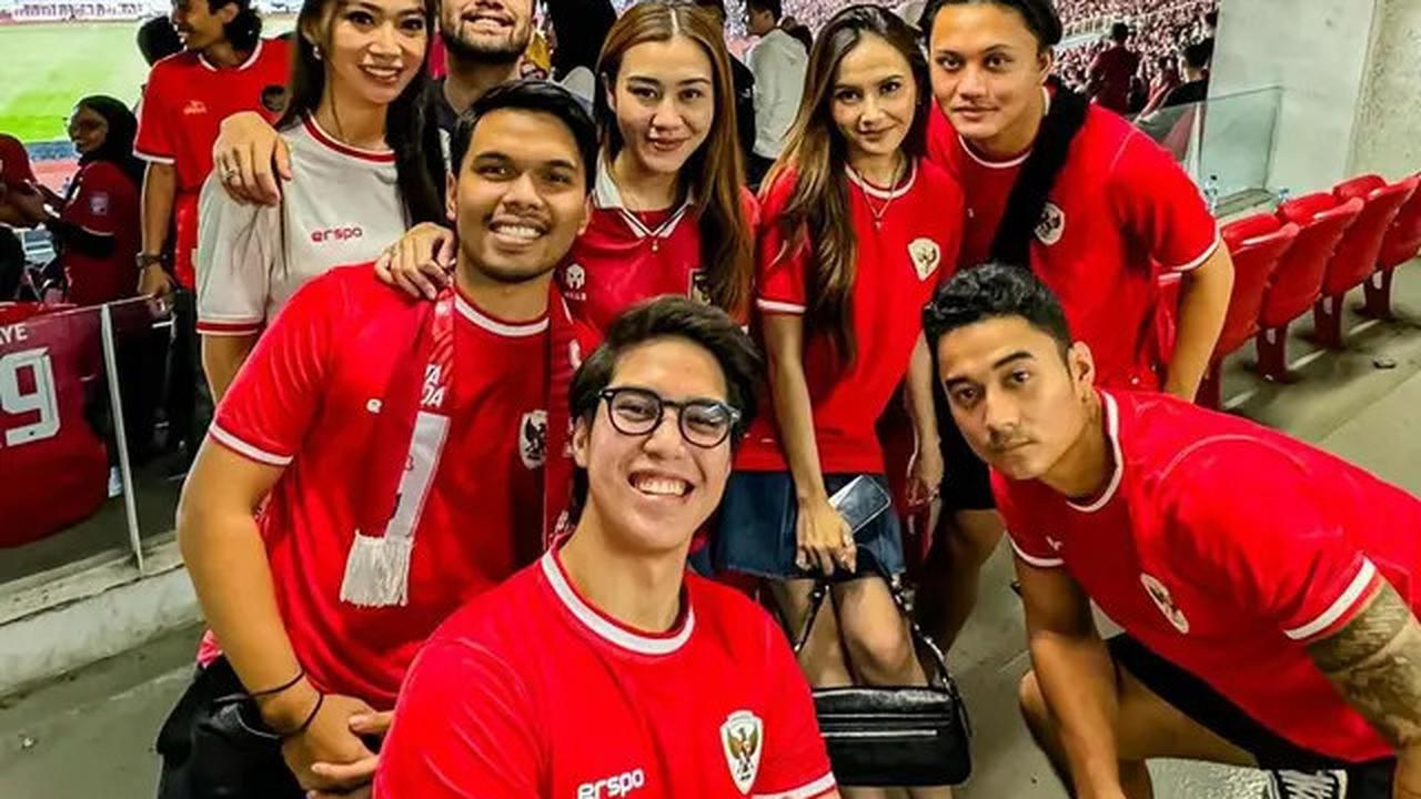 Potret 7 Artis Nonton Indonesia Vs Australia, Kehadiran Azizah Salsha Disorot