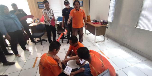 Selain Kawat Bendrat, Tiga Tersangka Pembunuhan di Depok Aniaya Korban Pakai Gelas hingga Gitar