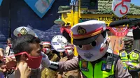 Dirgahayu RI, Cak Tejo Bagi 75 Masker di Kampung Lalu Lintas Surabaya