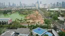 Sejumlah pekerja dibantu alat berat saat melakukan perombakan kawasan Taman Ria Senayan, Jakarta, (21/10/2015). Belum diketahui tempat ini akan dibangun tempat rekreasi atau ruang publik hijau.(Liputan6.com/Gempur M Surya)