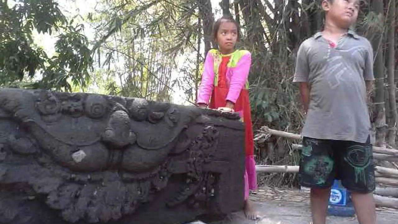 Warga Prambanan Temukan Batu Candi Raksasa di Kolam Ikan