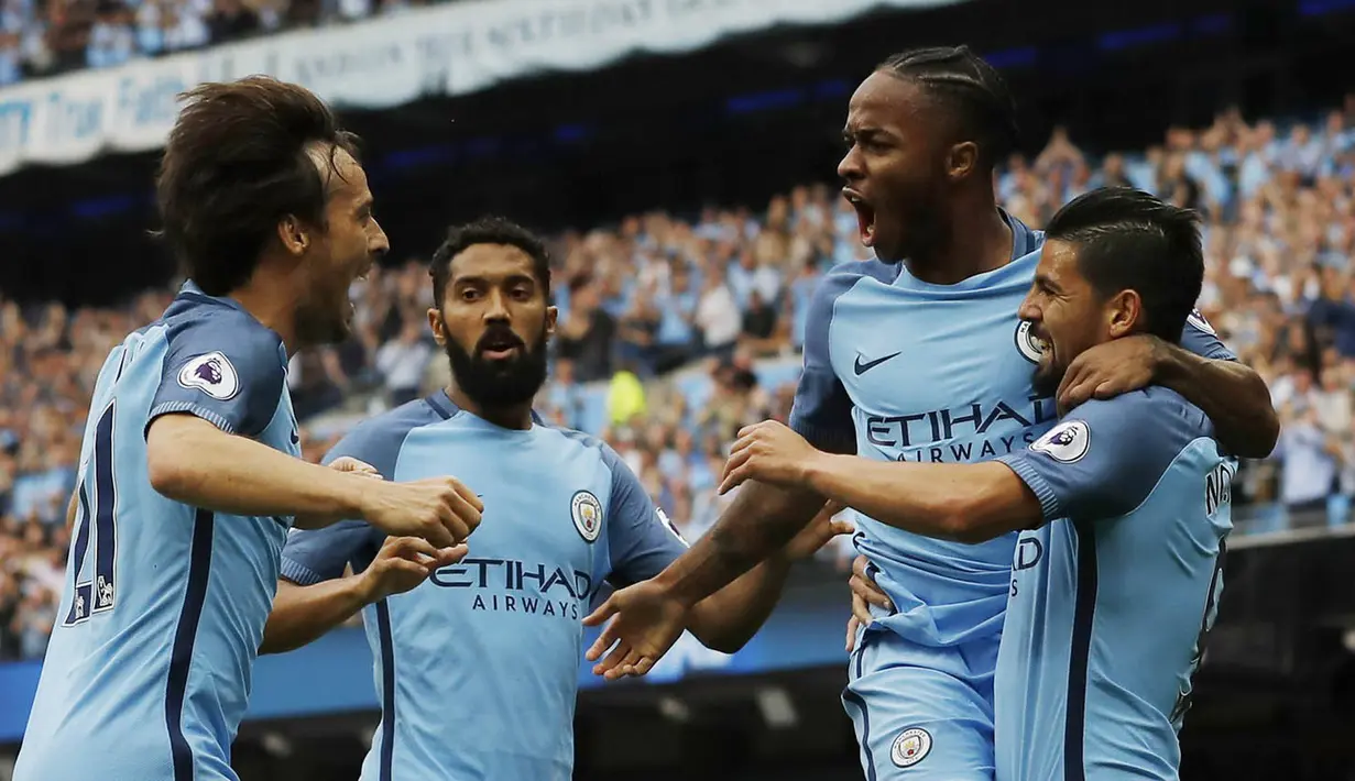 Para pemain Manchester City merayakan gol yang dicetak Raheem Sterling ke gawang West Ham pada laga Premier League di Stadion Ettihad, Manchester, Inggris, Minggu (28/8/2016). City menang 3-1 atas West Ham. (Reuters/Carl Recine)