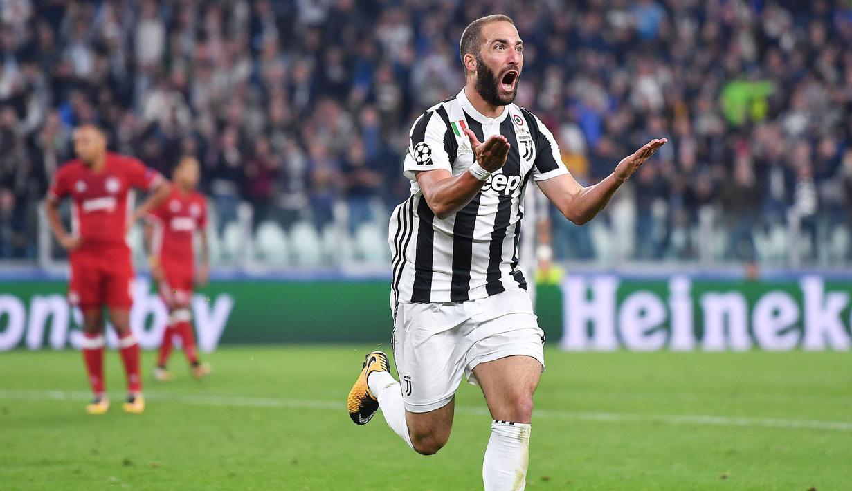 Pemain Juventus, Gonzalo Higuain merayakan golnya saat melawan Olympiakos pada laga grup D Liga Champions di Allianz stadium, Turin, (27/9/2017). Juventus menang 2-0. (Alessandro Di Marco/ANSA via AP)
