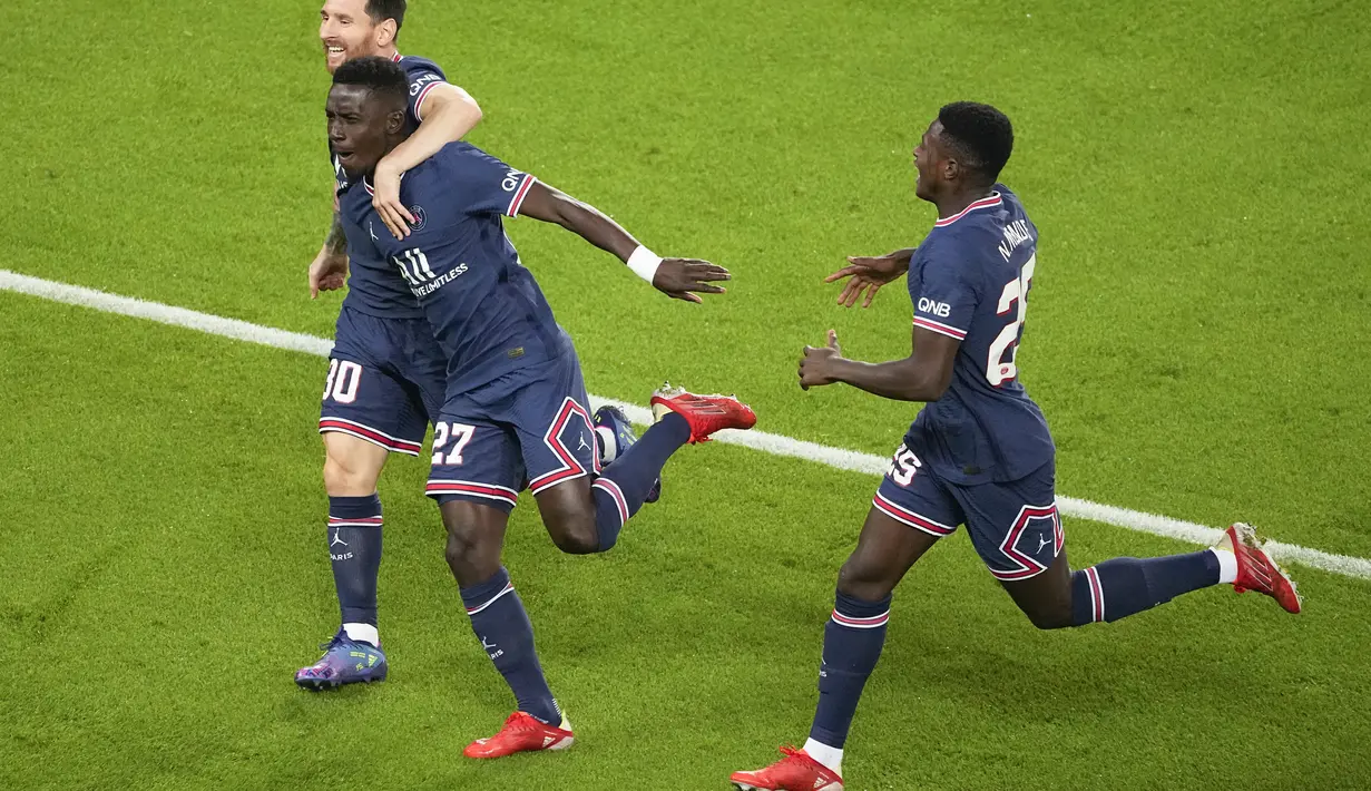 Gelandang PSG, Idrissa Gueye (tengah) berselebrasi dengan rekan setimnya Lionel Messi dan Nuno Mendes setelah mencetak gol ke gawang Manchester City pada pertandingan grup A Liga Champions di Parc des Princes di Paris, Rabu (29/9/2021). PSG menang atas Manchester City 2-0.  (AP Photo/Michel Euler)