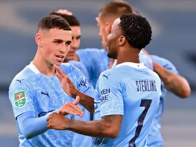 Pemain Manchester City merayakan gol yang dicetak Phil Foden ke gawang Bournemouth pada laga babak ketiga Piala Liga Inggris di Etihad Stadium, Jumat (25/9/2020) dini hari WIB. Manchester City menang 2-1 atas Bournemouth. (AFP/Laurence Griffiths/pool)