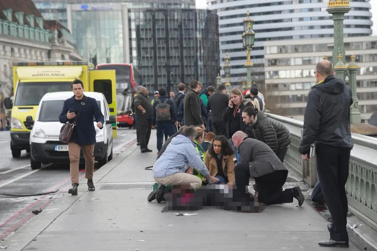 Korban akibat ditabrak mobil dalam teror Inggris di Jembatan Westminster, London. (The Sun)